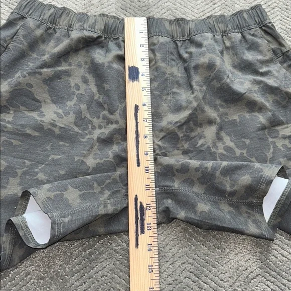 Vuori Men’s Camo Athletic Shorts Olive Green Size L Performance Lined - Picture 11 of 12
